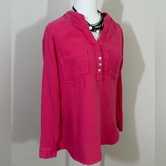 More sz sm top in a bright pink   Slight texture to the fabric V neck - Picture 1 of 13